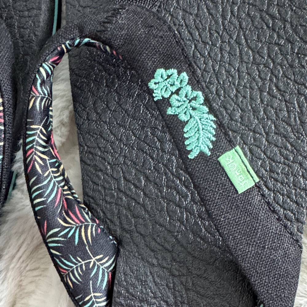 Sanuk Women’s Black Yoga Mat Flip Flops Turquoise Embroidered Floral NWOT 9 - Picture 2 of 4